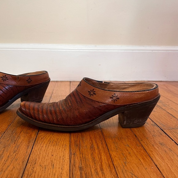 ARIAT western style pointed toe mules. Low heel. Genuine leather. 7. - Picture 3 of 6